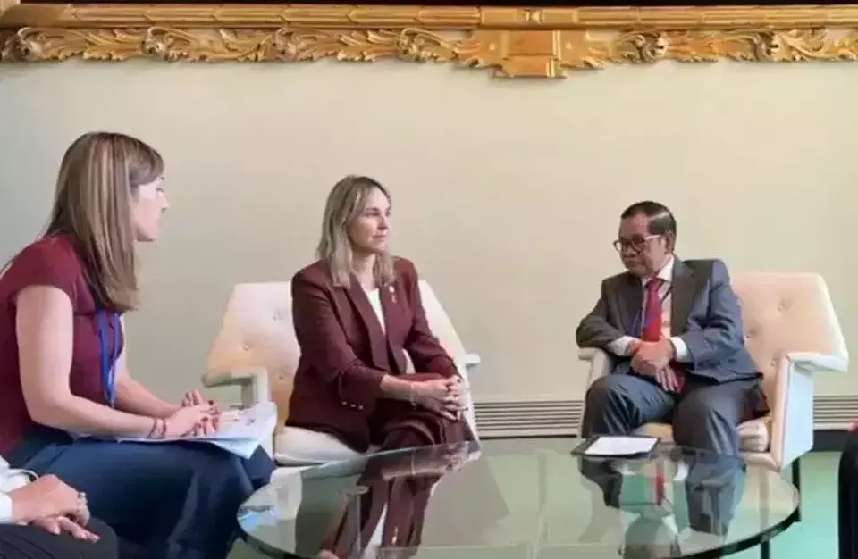 Jakarta Governor Pramono Anung, right, talks to Buenos Aires Deputy Mayor Maria Clara Muzzio on the sidelines of the 8th Local and Regional Governments Forum at the United Nations Headquarters in New York, Wednesday, July 16, 2025. (Handout)
