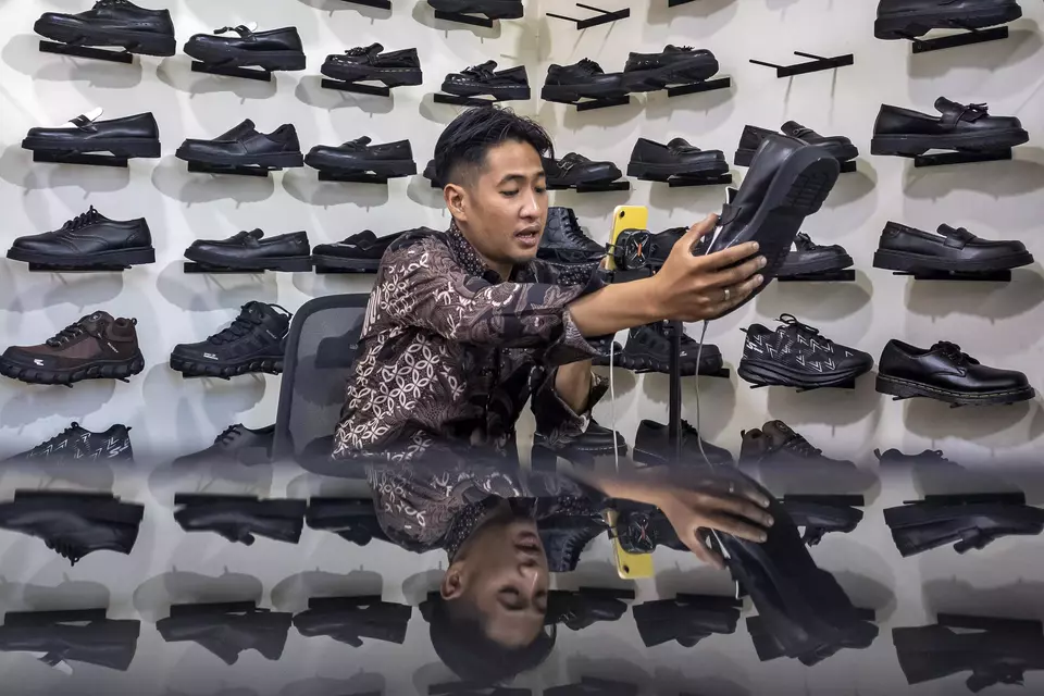 A man from a small-sized business sells shoes on live stream in Bandung on July 15, 2025. (Antara Photo/Abdan Syakura)