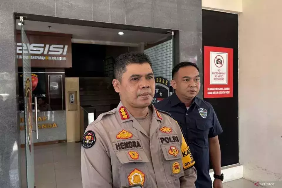West Java Police spokesperson Hendra Rochmawan speaks to reporters in Bandung about the Garut stampede on Friday, July 18, 2025. (Antara)