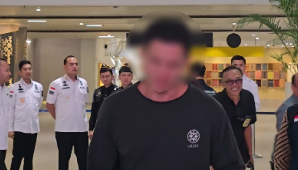 Indonesian influencer Arnold Putra arrives at Soekarno-Hatta Airport in Tangerang on Monday, July 22, 2025, after being detained in Myanmar. (Beritasatu.com/Wahroni)