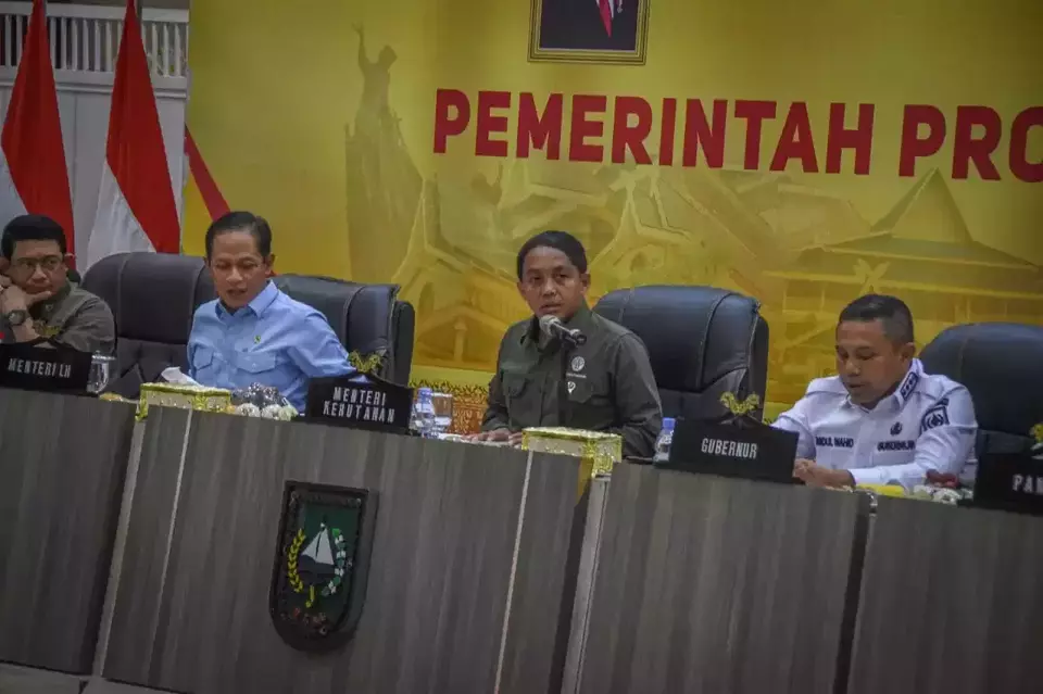 Forestry Minister Raja Juli Antoni leads a meeting on forest fire control at Balai Serindit in Riau, Wednesday, July 23, 2025. (Beritasatu.com_