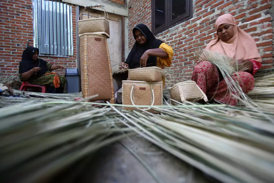 Women making handicrafts from woven fabric at a small enterprise in Aceh on July 30, 2025. (Antara Photo/Ampelsa)