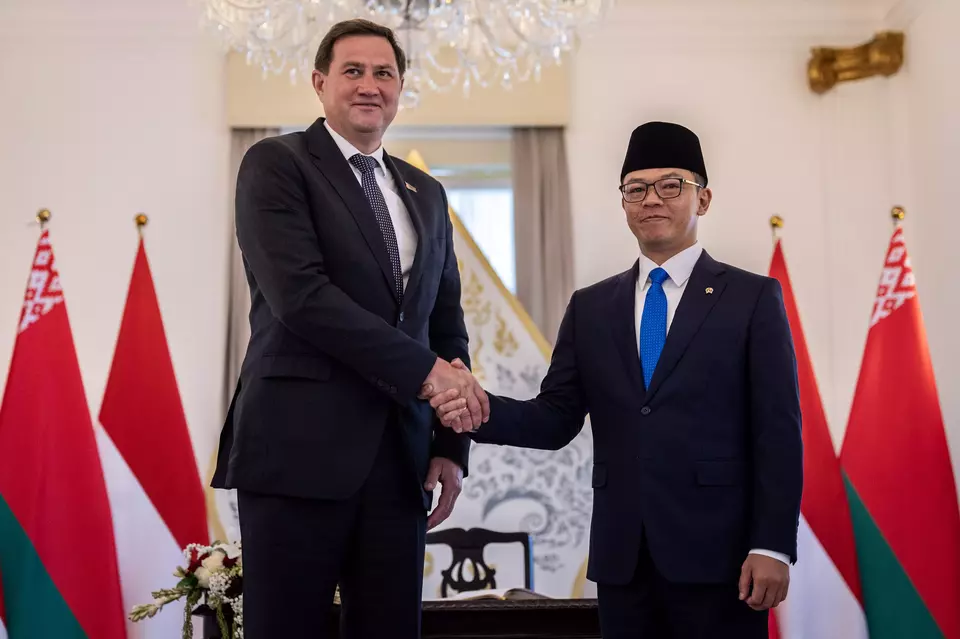 Foreign Minister Sugiono and his Belarusian counterpart Maxim Ryzhenkov shake hands during a bilateral visit in Jakarta on August 5, 2025. (Antara Photo/Bayu Pratama S)
