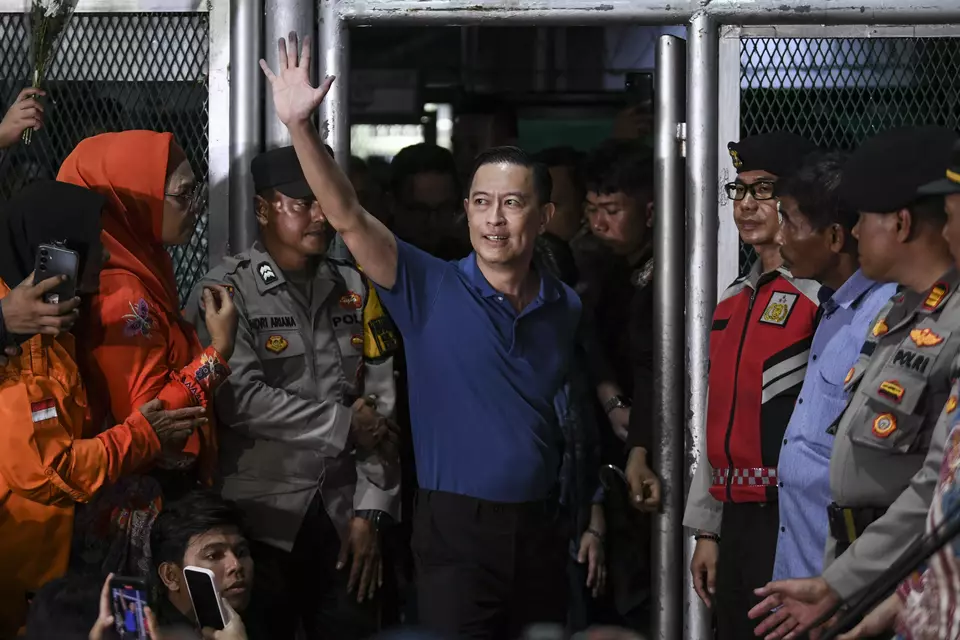 Former Trade Minister Thomas Trikasih Lembong waves at his supporters after being released from the Cipinang State Prison in East Jakarta, Friday, Aug. 1, 2025. (Antara Photo/Hafidz Mubarak)