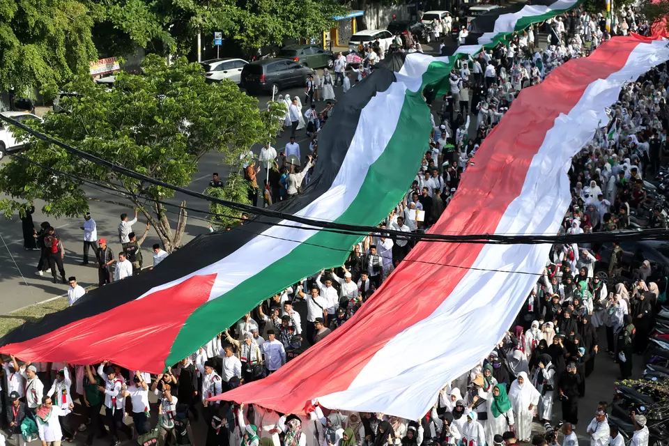 Palestinian and Indonesian flags as seen at a pro-Palestine march in Banda Aceh on July 27, 2025. (Antara Photo/Irwansyah Putra)