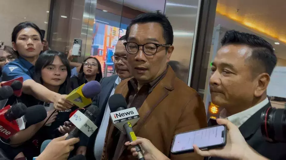 Former West Java Governor Ridwan Kamil, second right, speaks with journalists at the National Police headquarters in Jakarta, Thursday, Aug. 7, 2025. (B-Universe Photo/Muhammad Aulia Rahman)