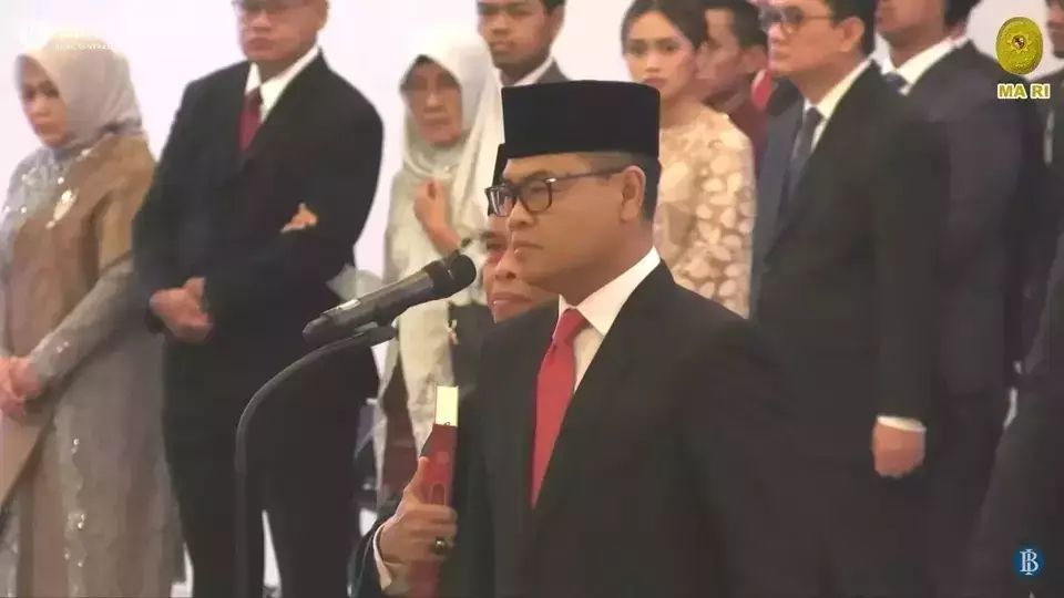 Ricky Perdana Gozali takes the oath as the Bank Indonesia deputy governor at the Supreme Court in Jakarta, Monday, Aug. 11, 2025. (Handout)