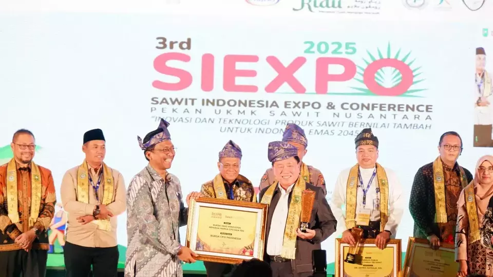 Bagus Rachman, a deputy at the Small Enterprise Ministry, hands over the award to ICDX' president commissioner Fenny Widjaja in Pekanbaru on August 7, 2025. (Photo Courtesy of ICDX)