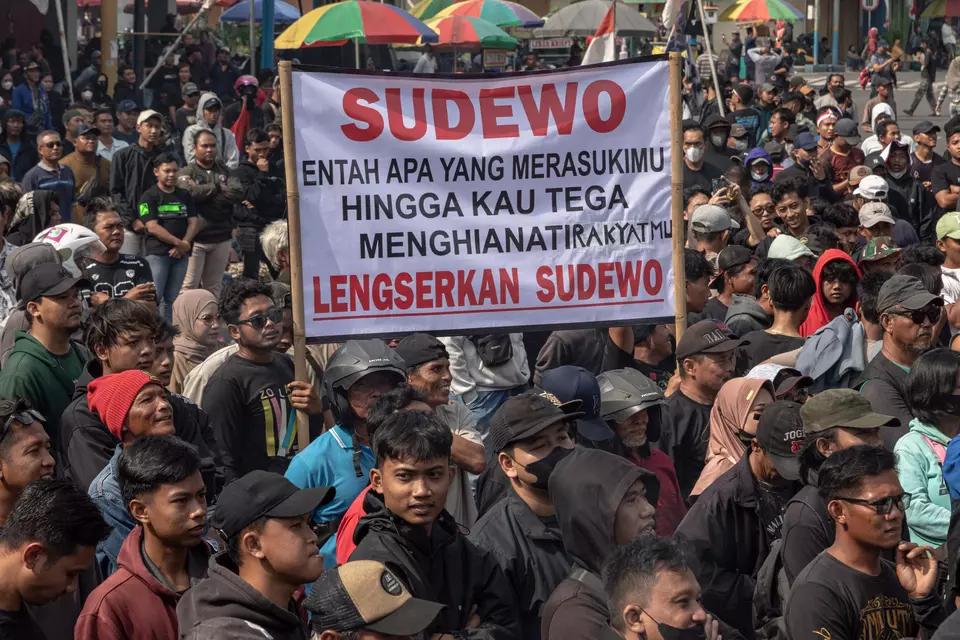 Protesters gather at the Pati Government Hall demanding Regent Sudewo to resign for unpopular tax hikes in Pati, Central Java, on Wednesday, Aug. 12, 2025. (Antara Photo/Aji Styawan)