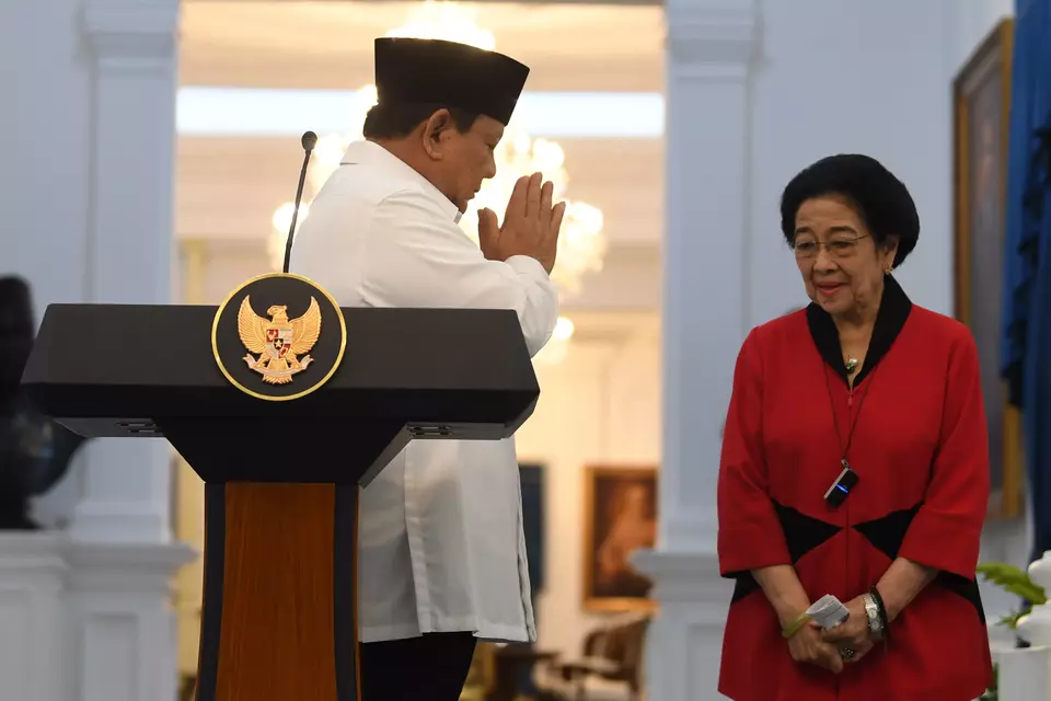 President Prabowo Subianto speaks with Indonesian Democratic Party of Struggle (PDI-P) Chairwoman Megawati Soekarnoputri at the Merdeka Palace in Jakarta, Sunday, Aug. 31, 2025. (Antara Photo/Galih Pradipta)