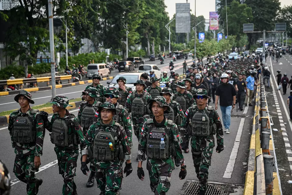 Army soldiers patrol Jakarta on Sunday, Aug. 31, 2025, amid violent demonstrations across the capital. (Antara Photo/Fauzan)
