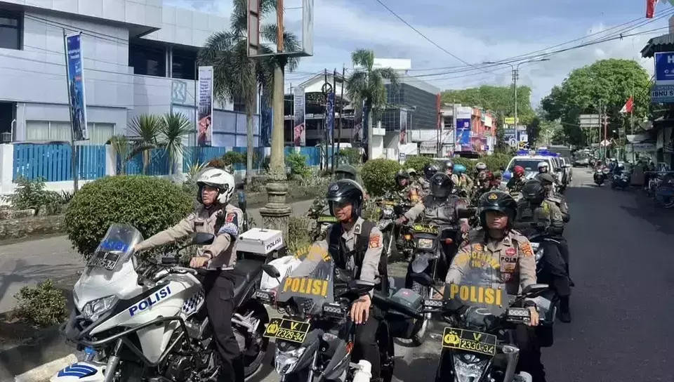 Jakarta Police personnel conduct large-scale patrols on Monday, Sept. 1, 2025. (Beritasatu.com/Andrew Tito)