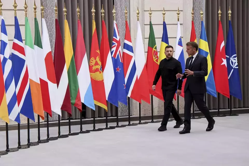 Ukraine's President Volodymyr Zelensky, left, and French President Emmanuel Macron, arrive to attend a summit on Ukraine at the Elysee Palace, in Paris, France, Thursday, Sept. 4, 2025. (Ludovic Marin/Pool Photo via AP)