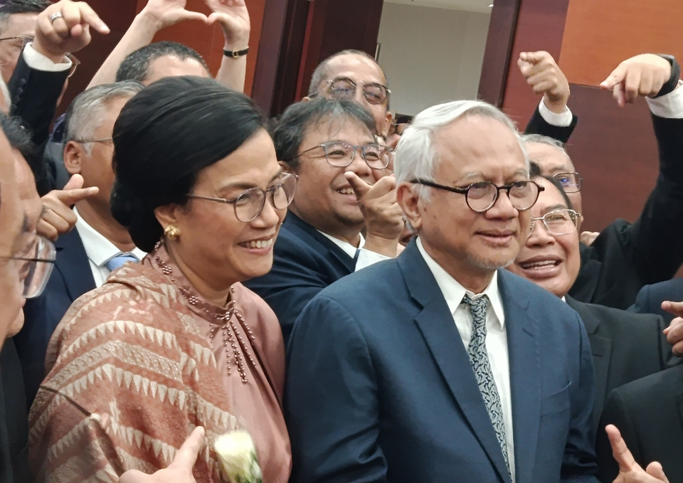 Ex-Finance Minister Sri Mulyani and her husband, Tonny Sumartono, take a photo with the Finance Ministry in Jakarta on September 9, 2025. Sri Mulyani has just passed the baton to her successor Purbaya Yudhi Sadewa. (JG Photo/Jayanty Nada Shofa)