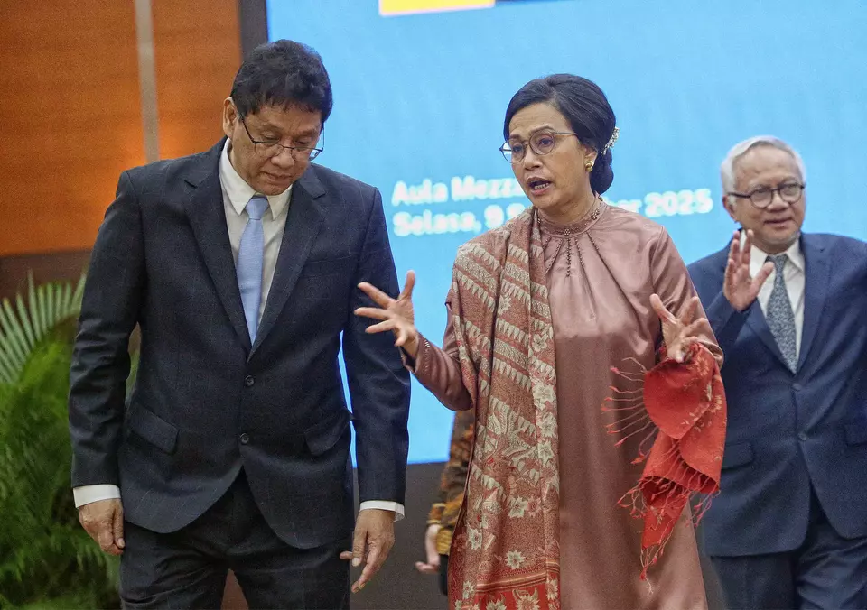 Former Finance Minister Sri Mulyani Indrawati, center, speaks with her successor, Purbaya Yudhi Sadewa, during the handover ceremony at the Finance Ministry building in Jakarta, Tuesday, Sept. 9, 2025. (B-Universe Photo/Joanito De Saojoao)