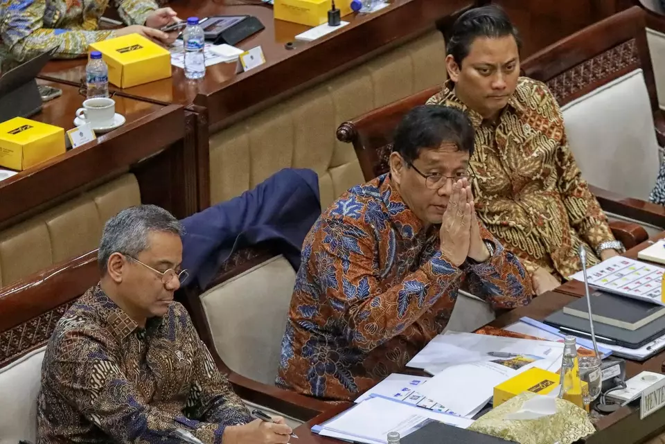 Finance Minister Purbaya Yudhi Sadewa, center, gestures during his first hearing with House of Representatives members in Jakarta, Wednesday, Sept. 10, 2025. He was accompanied by Vice Finance Ministers Thomas Djiwandono, right, and Suahasil Nazara, left. (B-Universe Photo/Joanito De Saojoao)