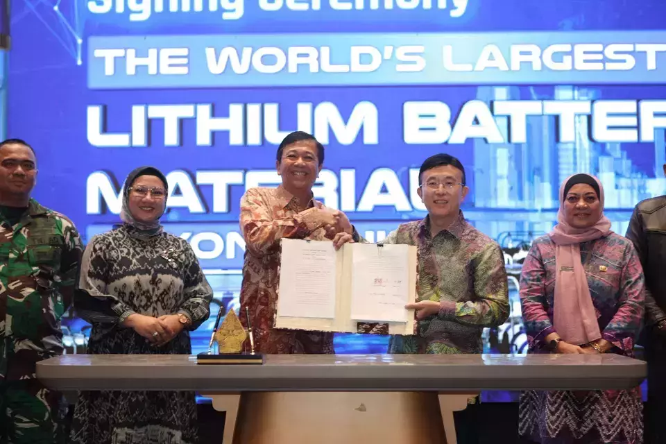 President Director of the Batang Industropolis Special Economic Zone (KEK), Ngurah Wirawan, third right, and the CEO of LBM Energi Baru Indonesia Batang, Washington Feng, third left, pose for a photo after the signing of the industrial land utilization agreement in the ballroom of the Batang Industropolis Special Economic Zone Management Building, in Batang, Central Java, Thursday, Sept. 11, 2025. (Photo courtesy of KEK Batang)