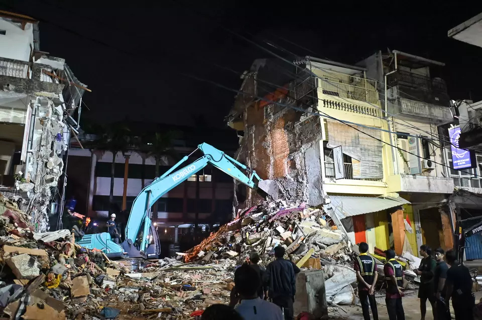 An excavator demolishes buildings on Jalan Sulawesi, Denpasar, Bali, Thursday, Sept. 11, 2025. The buildings have partially collapsed after being swept by floods two days earlier. (Antara Photo/Fikri Yusuf)