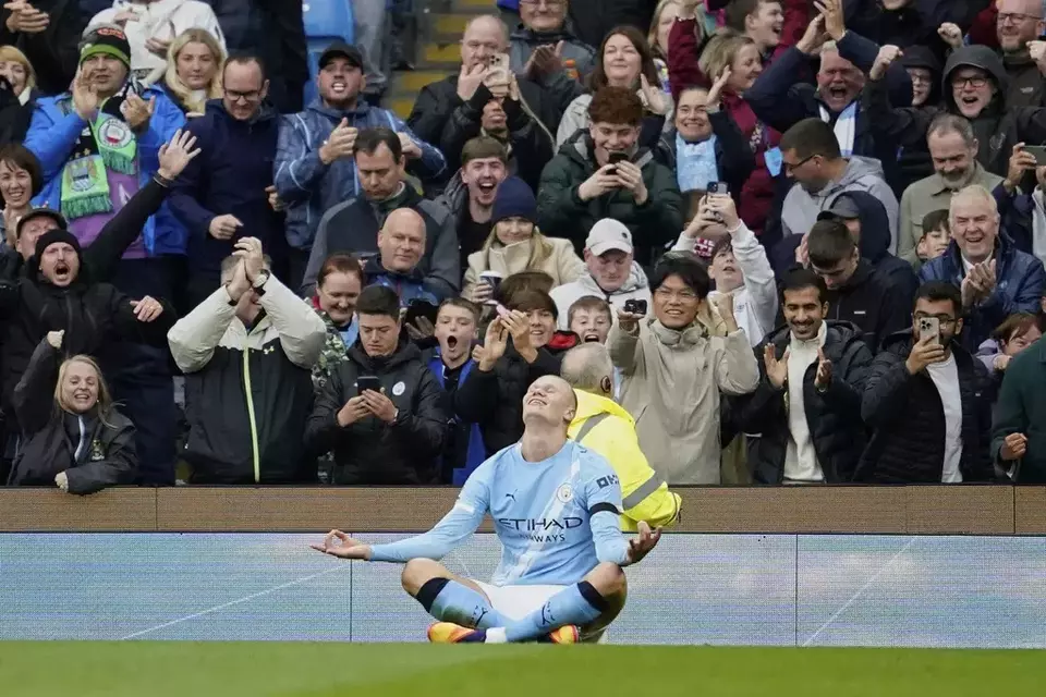 Manchester City's Erling Haaland celebrates after scoring during the Premier League soccer match between Manchester City and Manchester United in Manchester, England, Sunday, Sept. 14, 2025. (AP Photo/Dave Thompson)