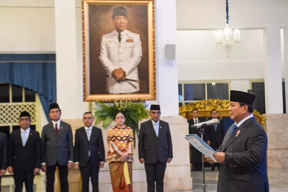President Prabowo Subianto leads a ceremony to inaugurate new cabinet members at the State Palace in Jakarta, Wednesday, Sept. 17, 2025. (Antara Photo/Muhammad Adimaja)