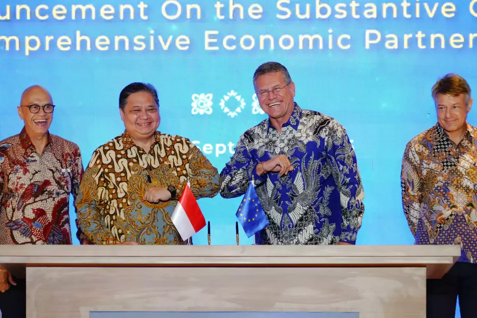 Senior Minister Airlangga Hartarto and European Trade Commissioner Maros Sefcovic sign the substantive conclusion of the Indonesia-EU CEPA in Bali on Sep. 23, 2025. (Photo Courtesy of Coordinating Ministry for Economic Affairs)
