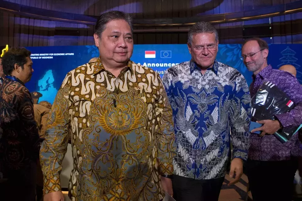  Coordinating Minister for Economic Affairs Airlangga Hartarto, left, walks with European Commissioner for Trade and Economic Security Maros Sefcovic after the signing ceremony of a trade deal between Indonesia and the EU, in Nusa Dua, Bali, Indonesia, on Tuesday, Sept. 23, 2025. (AP Photo/Firdia Lisnawati)