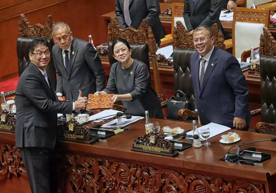 Finance Minister Purbaya Yudhi Sadewa hands over the 2026 State Budget documents to House of Representatives Speaker Puan Maharani at the national legislature building in Jakarta, Tuesday, Sept. 23, 2025. (B-Universe Photo/Joanito De Saojoao)