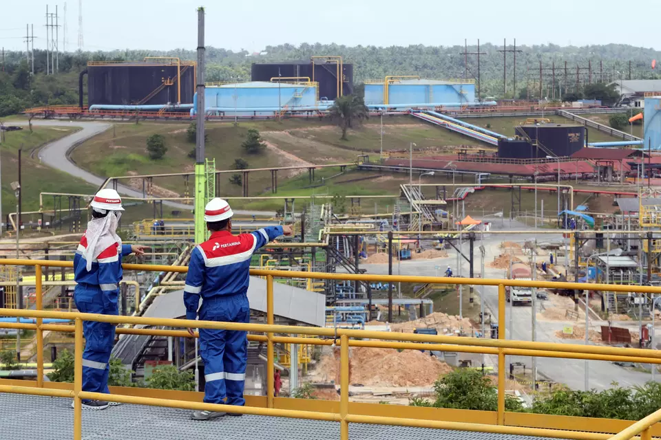 Two employees of Pertamina Hulu Rokan monitor the construction of a Chemical Enhanced Oil Recovery technology facility in Minas, Riau, on Wednesday, September 24, 2025. (Antara Photo/Yulius Satria Wijaya)