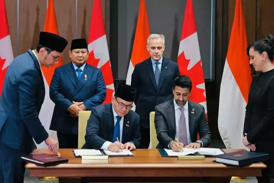 President Prabowo Subianto and Canadian Prime Minister Mark Carney witness the signing of the Indonesia-Canada Comprehensive Economic Partnership Agreement (CEPA) by Trade Minister Budi Santoso and Canadian Export Promotion and International Trade Maninder Sindhu at Parliament Hill in Ottawa, Canada, on Wednesday, Sept. 24, 2025. (Photo courtesy of the Presidential Press Bureau)