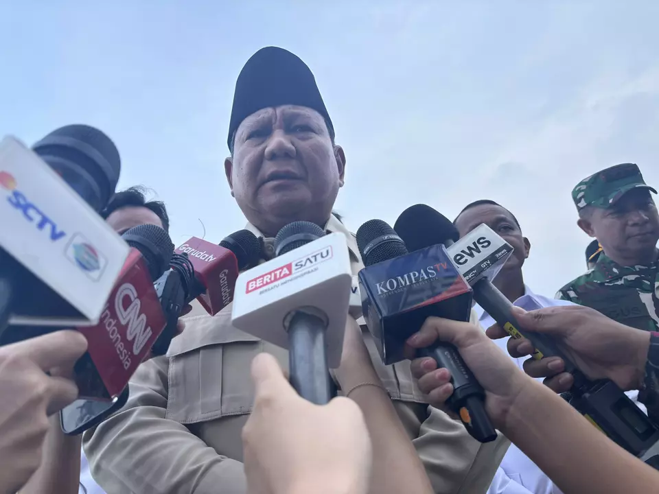 President Prabowo Subianto addresses reporters at Halim Perdanakusuma Air Base in East Jakarta on Saturday, Sept. 27, 2025. (Beritasatu.com/Agnes Valentina Christa)