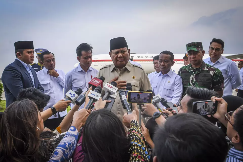 President Prabowo Subianto speaks to journalists at the Halim Perdanakusuma Air Force Base in Jakarta, Saturday, Sept. 27, 2025, upon arrival from a four-nation tour that included Japan, the United States, Canada, and the Netherlands. (Antara Photo/Galih Pradipta)