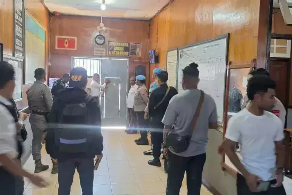 Nabire Police and Central Papua Mobile Brigade officers secure Class II B Correctional Facility after 15 inmates escape on Monday (Sept. 29, 2025). (Antara/Nabire Police)
