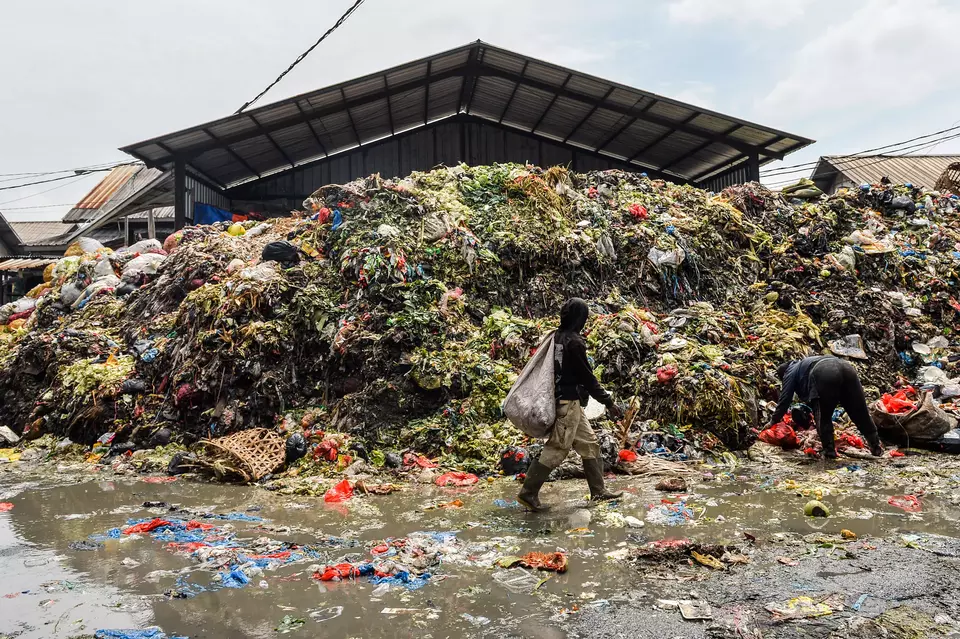 Piles of trash as seen at a traditional market in Bandung on September 19, 2025. (Antara Photo/Raisan Al Farisi)