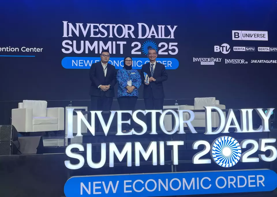 Peking University Professor Justin Lin (right) speaks at the Investor Daily Summit 2025 in Jakarta on Tuesday (Oct. 8, 2025). The event carried the theme 