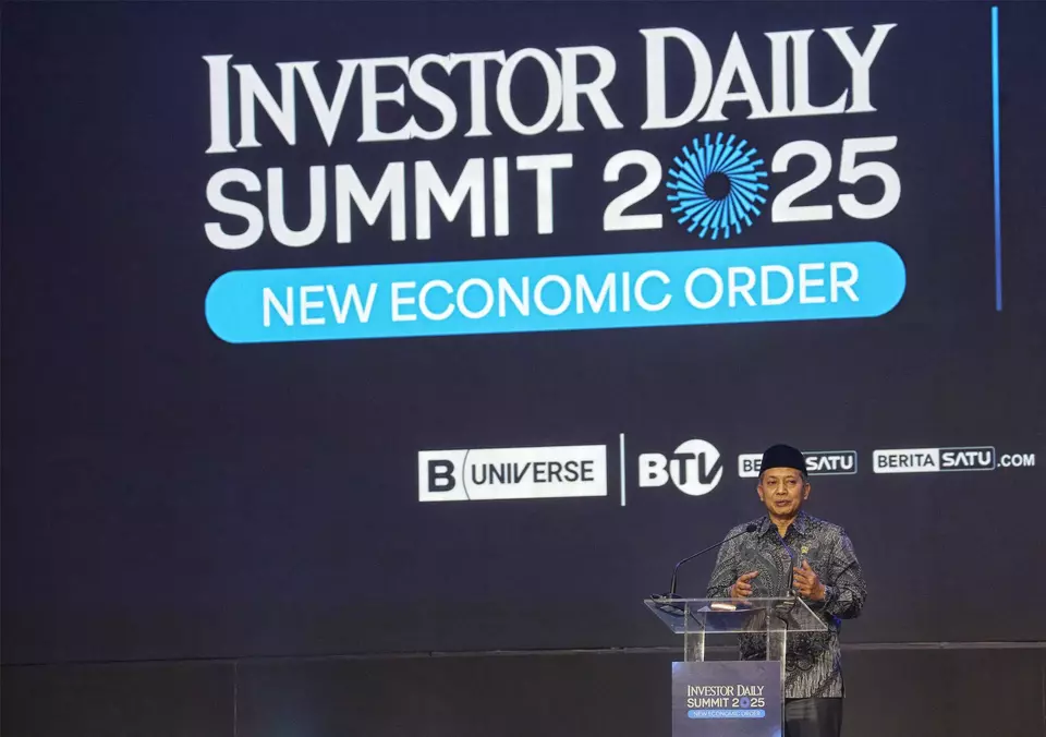 Cooperatives Minister Ferry Juliantono addresses the 2025 Investor Daily Summit in Jakarta on Oct. 8, 2025. (B-Universe Photo/Joanito de Saojao)