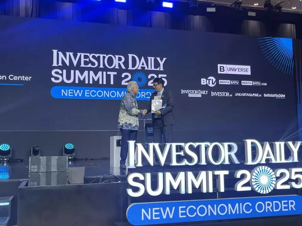 B-Universe Media Holdings  Executive Chairman Enggartiasto Lukita, left, shakes hands with Finance Minister Purbaya Yudhi Sadewa after the closing statement at the Investor Daily Summit 2025, Thursday, 9 Oct. (JG Photo/Ria Fortuna)