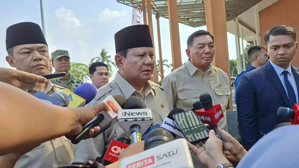 President Prabowo Subianto arrives back in Indonesia after witnessing the Gaza peace signing at the Sharm el-Sheikh Summit in Egypt, Monday, Oct. 13, 2025. (Beritasatu.com/Celvin M. Sipahutar)