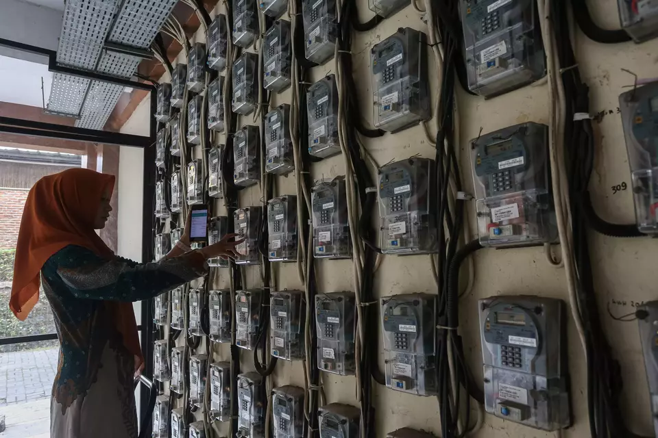 A woman tops up her electricity token in Serang, Banten, on September 25, 2025. (Antara Photo/Angga Budhiyanto)