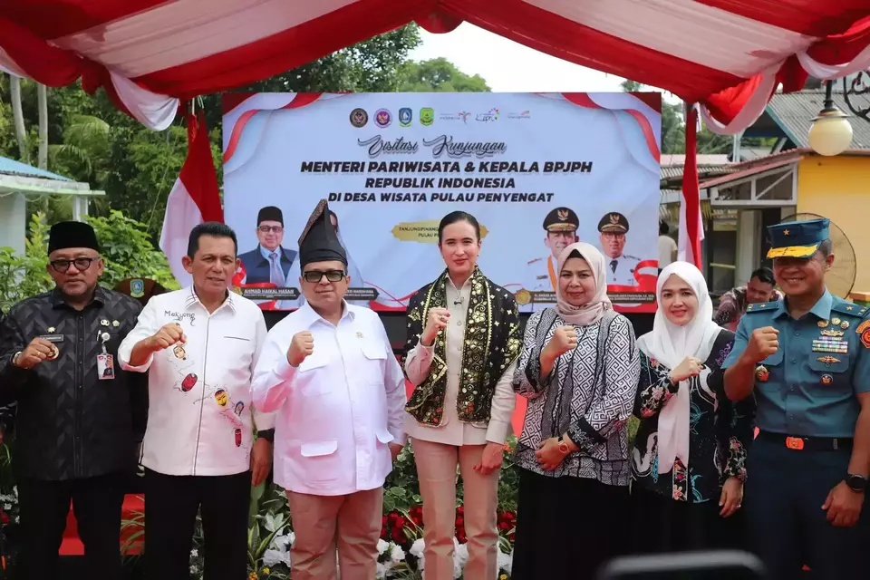 Tourism Minister Widiyanti Putri Wardhana (center) and BPJPH Head Ahmad Haikal Hasan (third left) pose with Riau Islands Governor Ansar Ahmad (second left) and local officials during a visit to Penyengat Island, Tanjungpinang, to promote halal tourism and distribute halal certificates to local MSMEs on Oct. 16, 2025. (Photo courtesy of the Halal Product Assurance Organizing Body/BPJH)