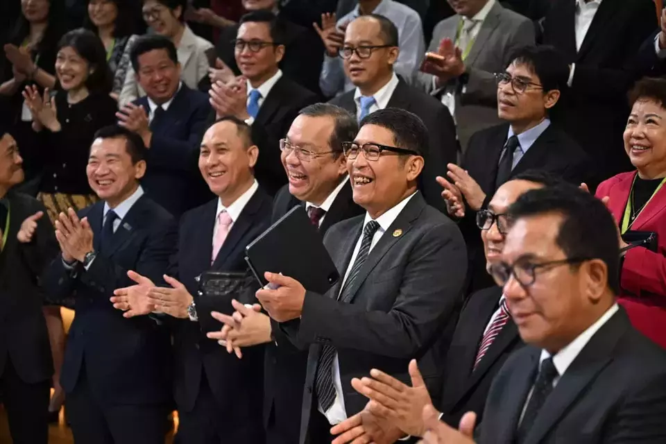 Executives from the Indonesia Stock Exchange (IDX) and Singapore Exchange (SGX) applaud during the launch of the Unsponsored DR Linkage in Singapore on October 16, 2025. (Photo Courtesy of IDX)