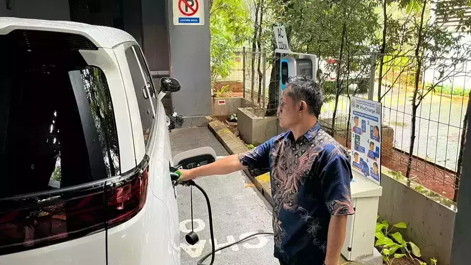 This undated photo shows a man using the EV chargingstation in El Hotel Jakarta. (B-Universe Photo/Zhulfakar)