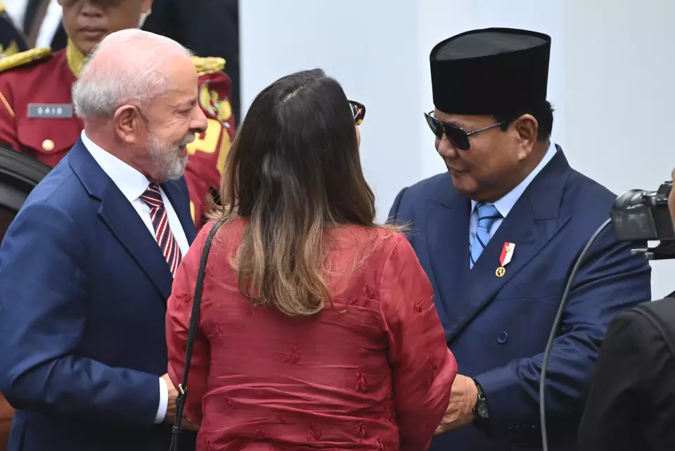 President Prabowo Subianto greets his Brazilian counterpart Lula da Silva and first lady Janja Lula da Silva in Merdeka Palace, Jakarta, on Oct. 30, 2025. (Antara Photo/Aditya Pradana Putra)