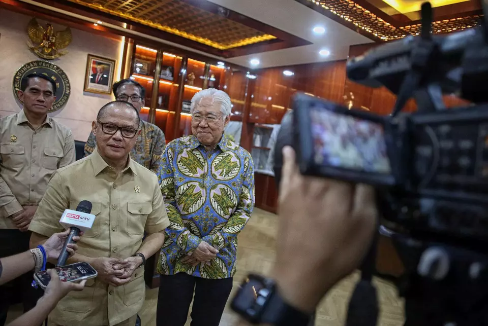 Migrant Worker Protection Minister Mukhtarudin speaks with journalists at his office in Jakarta, as B-Universe Media Holdings Executive Chairman Enggartiasto Lukita looks on, Thursday, Oct. 23, 2025. (B-Universe Photo/Joanito De Saojoao)