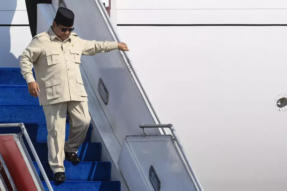 President Prabowo Subianto walks down the stair as he arrives at the Halim Perdanakusuma airport in Jakarta on Oct. 14, 2025. (Antara Photo/Muhammad Adimaja)
