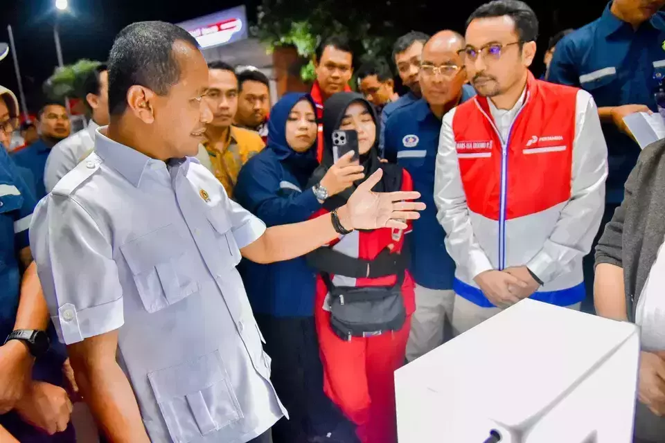 Energy Minister Bahlil Lahadalia conducts an inspection at a gas station in Malang, East Java, on Wednesday, Oct. 29, 2025. (Handout/ESDM Ministry)