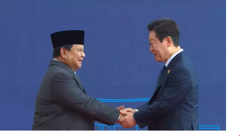 South Korean President Lee Jae Myung shakes hands with his Indonesian counterpart Prabowo Subianto ahead of the APEC Economic Leaders Meeting in Gyeongju, South Korea, on Oct. 31, 2025. (Screenshot/APEC 2025 Korea)