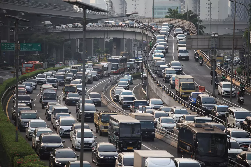 Vehicles crowd Gatot Subroto Street and the toll road in Jakarta, causing heavy traffic on Wednesday, Oct. 8, 2025. (Antara Photo/Reno Esnir)