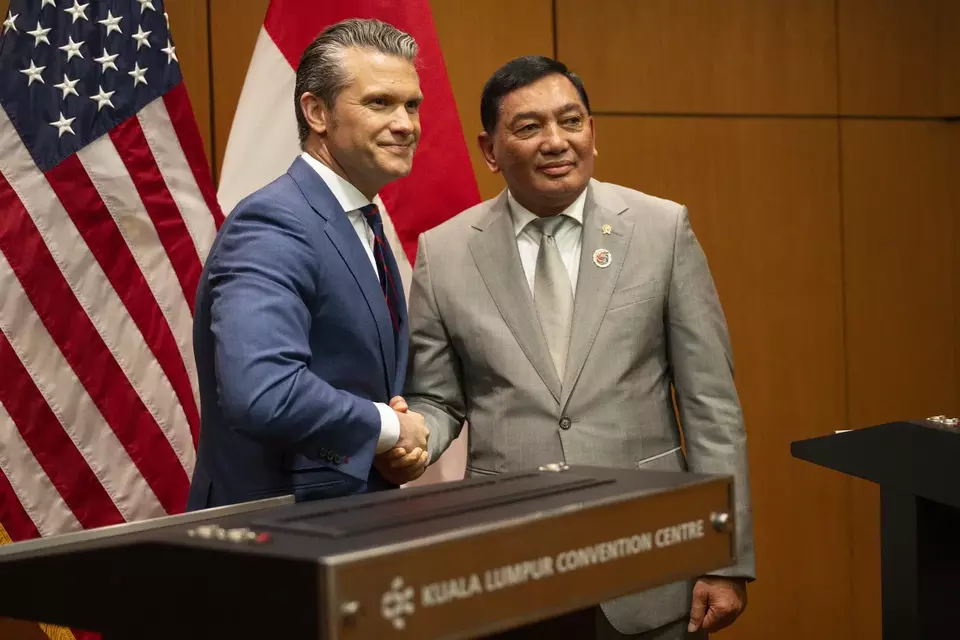 US Secretary of War Pete Hegseth meets Indonesian Defense Minister Sjafrie Sjamsoeddin in Kuala Lumpur on Oct. 31, 2025. (Photo Courtesy of @SecWar)