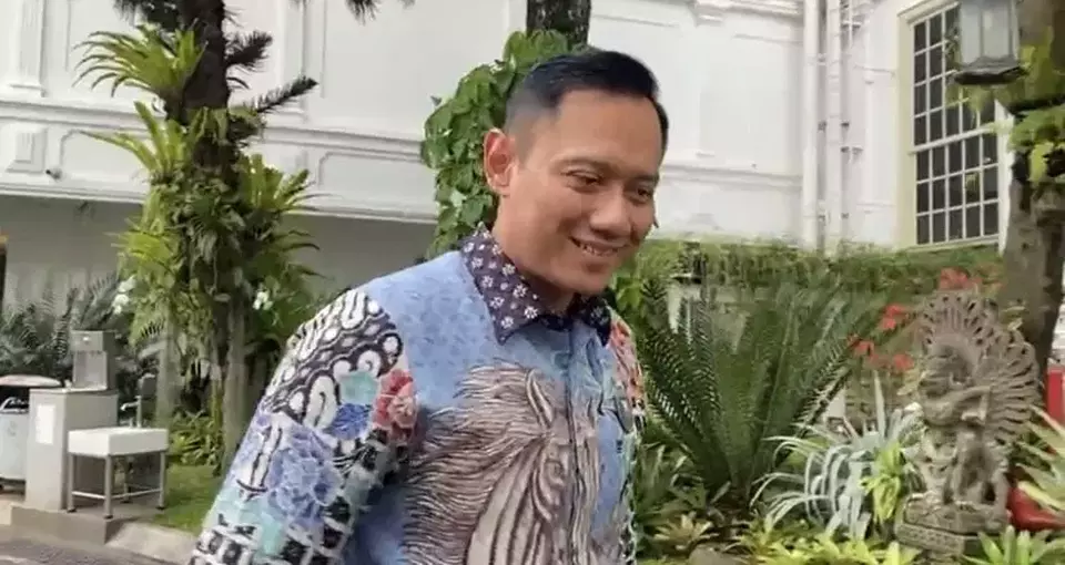 Chief Infrastructure and Regional Development Minister Agus Harimurti Yudhoyono (AHY) speaks to reporters at the Presidential Palace in Central Jakarta on Monday, Nov. 3, 2025. (Beritasatu.com/Ricki Putra Harahap)