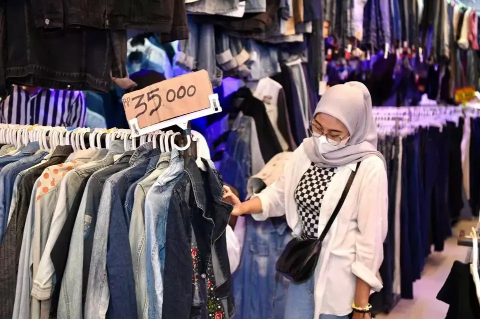 A woman shops for secondhand clothing (thrifting) at Pasar Senen in Central Jakarta. (MSME Ministry)